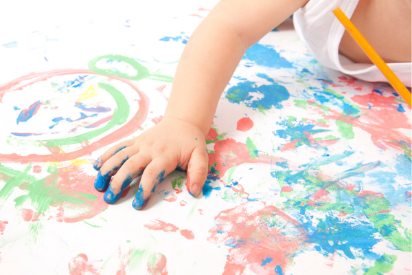 A quel âge un enfant peut-il utiliser de la peinture ?